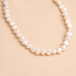 Vue rapprochée d'un collier de perles de culture baroques naturelles très élégantes