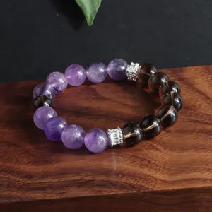Detalle de cerca de una pulsera de amatista natural y cuarzo ahumado sobre madera