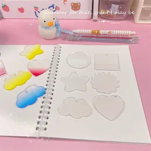 Vue détaillée de divers charms Guka en acrylique avec dégradé pailleté et fini transparent.