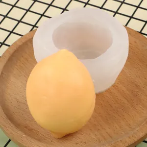 Primer plano de un molde de silicona de limón 3D y su vela de cera amarilla terminada