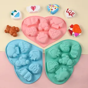 Detalle de molde de silicona de 8 cavidades con forma de corazón y diseños de oso