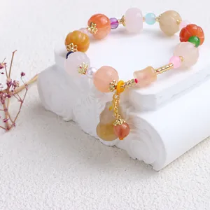 Detail des Jinsi Jade-Armbands mit bunten Kürbisperlen und einem Flaschenkürbis-Anhänger