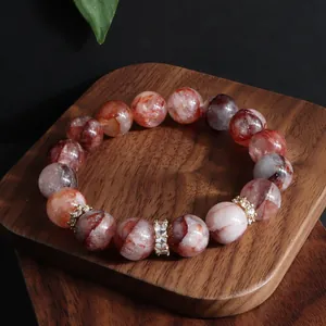 Detailaufnahme eines roten Hämatoid-Quarz-Armbands mit Zirkonringen und 12mm Perlen