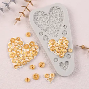 Dettaglio di uno stampo in silicone per bottoni a cuore con decorazioni in oro.