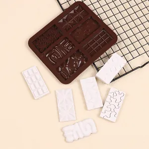 Dettaglio di stampo in silicone con scritte LOVE e motivi geometrici per cioccolato e torte