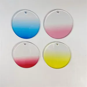 Vue détaillée de quatre disques Guka en acrylique dégradé pour pendentifs DIY créatifs