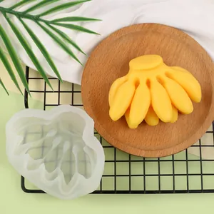 Detalle de molde de silicona de plátano para velas DIY y decoración de tartas.
