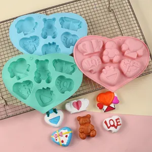 Detalle de moldes de silicona en forma de corazón con ositos y motivos LOVE y muestras