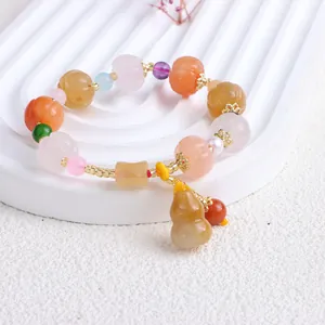 Detailansicht des bunten Jinsi-Jade-Armbands mit Kürbisperlen und Kürbisanhänger