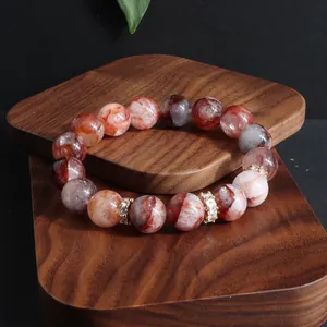 Detailansicht eines 12mm roten Phantomquarz-Armbands mit Zirkonia-Abstandshaltern