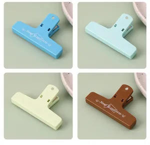 Quattro clip magnetiche in colori Morandi per l'organizzazione di carta e cancelleria