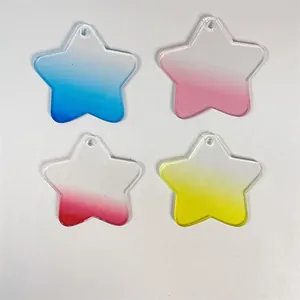 Détail de quatre breloques en acrylique en forme d'étoile avec dégradés de couleurs pour DIY