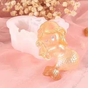 Perlglanz-Meerjungfrau-Harzfigur mit weißer Silikon-DIY-Form auf rosa Netzuntergrund