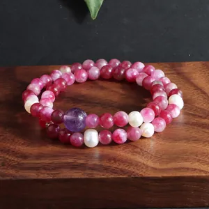 Dubbellaagse kralenarmband met roze toermalijn, paarse amethist en witte parels.