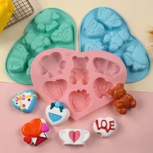 Detalle del molde de silicona con forma de corazón y oso con chocolates