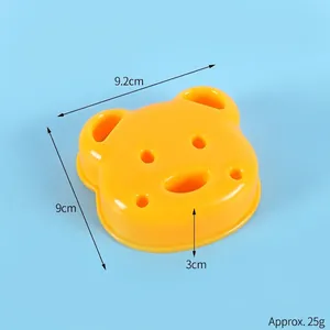 Vue détaillée du moule à sandwich jaune en forme d'ours pour le pain DIY pour enfant