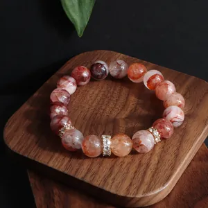 Nahaufnahme eines 12mm roten Phantomsquarz-Armbands mit Zirkonia-Abstandhaltern.