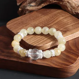 Detalle de pulsera de cuarzo rutilado dorado con espaciadores de plata