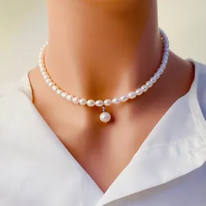 Collier choker élégant en perles d'eau douce blanches avec pendentif perle ronde.