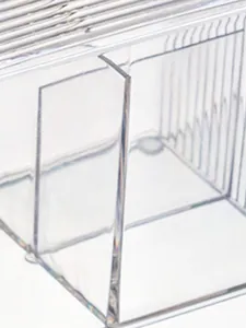 Vue rapprochée du support en acrylique pour cotons avec séparateurs transparents