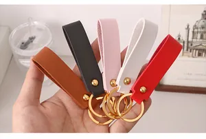 Gros plan de porte-clés en cuir PU colorés avec anneaux dorés en cinq couleurs