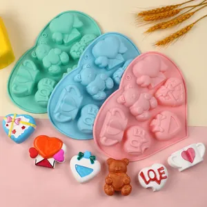 Vista detallada de moldes de silicona con formas de oso y corazón y artesanías decorativas