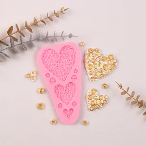 Trama dettagliata dello stampo in silicone a cuore con bottoni per decorazione torte DIY