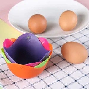 Vista dettagliata di cuociuova in silicone colorati a forma di fiore con uova fresche.