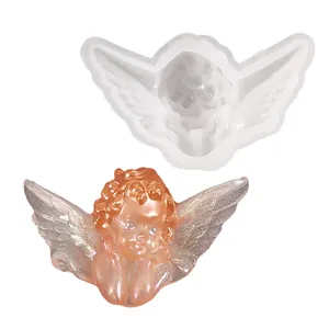 Detailansicht der Engel-Silikonform neben einer funkelnden rosa Harz-Engelsfigur.