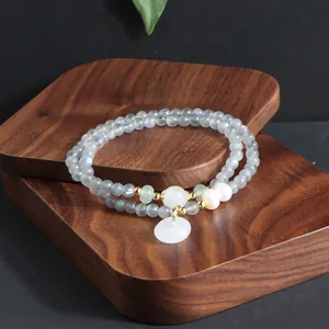 Detailansicht eines zweireihigen Labradorit-Edelsteinarmbands mit weißem Jade-Anhänger