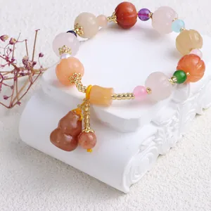 Nahaufnahme des ethnischen Jinsiyu Jade Armbands mit Kürbisperlen und Anhänger