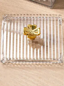 Gros plan détaillé d'un couvercle de boîte nervuré transparent avec bouton trèfle