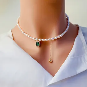 Collier en perles d'eau douce avec pendentif en zircon vert et pompon doré élégant