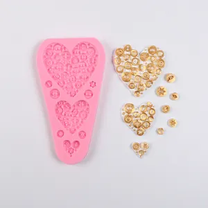 Stampo in silicone rosa per decorazioni a cuore con trama a bottoni in rilievo per dolci