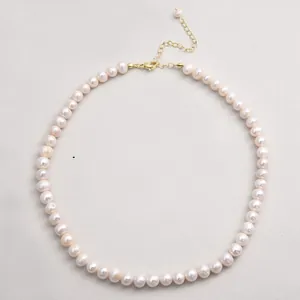 Vue détaillée d'un collier en perles de culture baroques avec fermoir doré ajustable