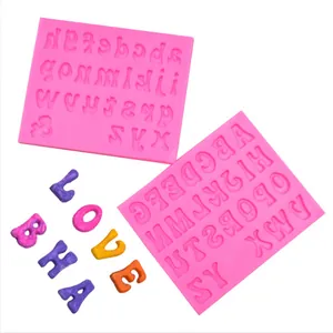Vue détaillée du moule alphabet en silicone rose avec lettres colorées en fondant