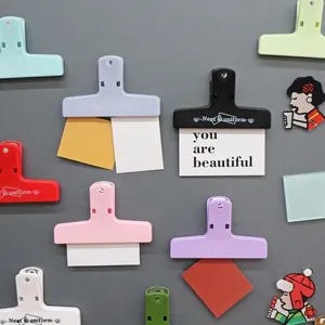 Clip magnetiche Morandi multicolore per carta e appunti su superficie grigia