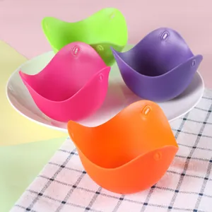 Set di quattro cuociuova in silicone colorato in rosa, verde, viola e arancione