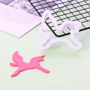Detailansicht einer Einhorn-Plätzchenform aus Kunststoff mit rosa Teigausschnitt