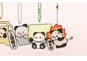 Κοντινό πλάνο με διάφορα ακρυλικά μπρελόκ panda με χαριτωμένες εκφράσεις και αλυσίδες