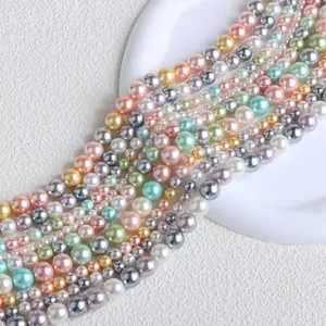 Gros plan de perles de nacre colorées aux tons bonbons avec un éclat doux
