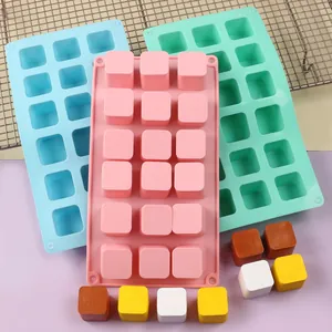 Moldes de silicona cuadrados de 15 cavidades en rosa azul y verde con muestras