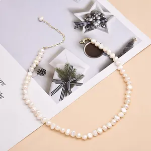 Vue détaillée du collier de perles d'eau douce baroques blanches avec fermoir doré