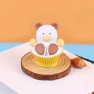 Detailweergave van een schattige beer muffin cup gips ambacht gemaakt van een siliconen mal.