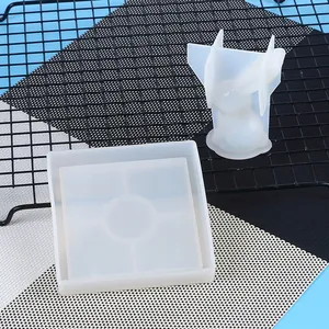 Dettaglio di stampi in silicone bianco per figurine di coniglio fai-da-te e vassoi