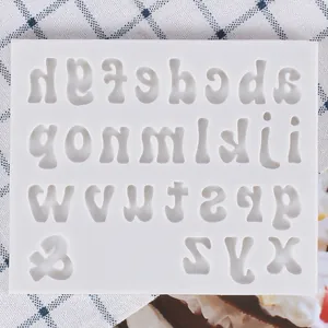 Détail rapproché du moule en silicone alphabet minuscule pour décoration de gâteaux