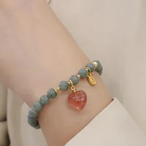 Vista dettagliata di un bracciale di perle in stile cinese con ciondolo a forma di cuore