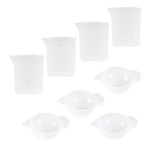 Vista detallada de tazas medidoras de silicona de 100 ml y cuencos para mezclar resina DIY
