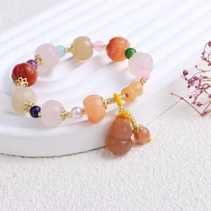 Detailansicht eines Naturstein-Armbands mit Kürbisperlen und Flaschenkürbis-Anhänger