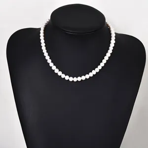 Collier élégant en perles d'eau douce baroques exposé sur un buste à bijoux noir.